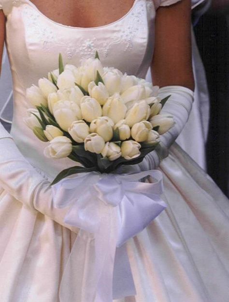 Wedding Bouquets Tulips, Tulip Bouquet Wedding, Tulip Bridal Bouquet, White Tulip Bouquet, Bride Bouquets White, Carnation Wedding, Brides Flowers Bouquet, Wedding Flowers Tulips, Elegant Wedding Bouquets