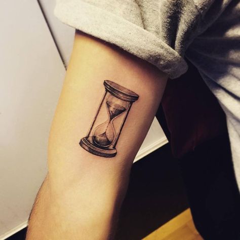 Fine line hourglass tattoo on the right inner arm. Tattoo Artist: Jay Shin Tatuagem Masculina Pequena, Hourglass Tattoo, Tattoo Inspiration Men, Temporary Tattoo Designs, Hour Glass, Tattoo Designs And Meanings, Time Tattoos, Tattoos Gallery, Rib Tattoo