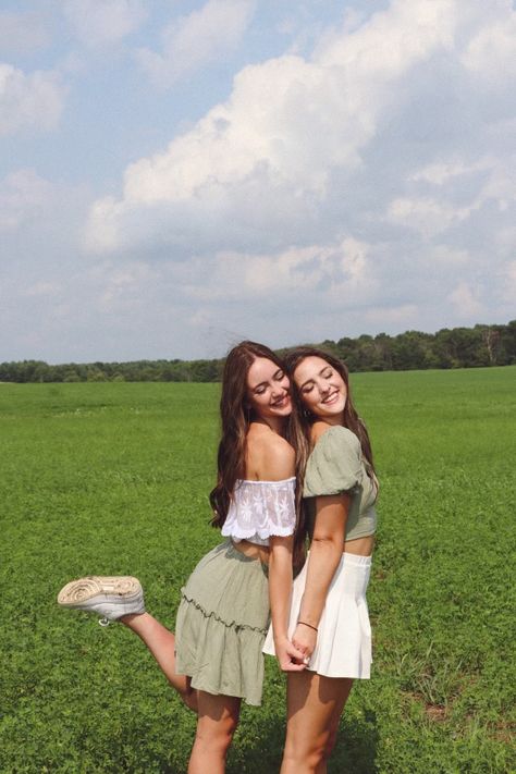 Photo Poses For Two Besties, Photoshoot For 2 People, Picture Poses For 2 People, Best Friend Pictures Poses For 2, Photo Poses 2 Friends, Photo Shoot Ideas For Best Friends, Best Friend Pictures Photo Shoots Summer, Best Friend Pictures Instagram, Photo Poses Two People