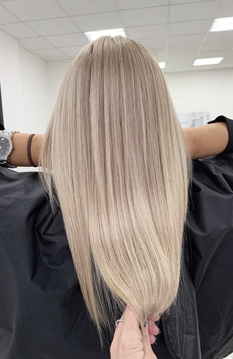 Hair Inspo Color Platinum Blonde, Hair Colours For Blondes, Platinum Blonde Root Melt, Soft Blonde Hair Balayage, Global Blonde Hair, Full Head Blonde Highlights Short Hair, Milky Blonde Hair Color Ideas, Flaxen Hair Color, Scandinavian Blonde Balayage