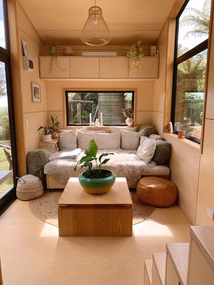 Tiny House Living Room Ideas, Inside Tiny Houses, Small House Living Room, Tiny House Living Room, Built In Couch, Small House Living, Tiny House Interior Design, Tiny House Layout, Best Tiny House