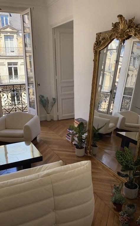 Millionaire Women, Paris Apartment Interiors, Dream Apartments, Jewellery Outfit, Rug Trends, European Apartment, Moody Style, Parisian Bedroom, Wallpaper Marble