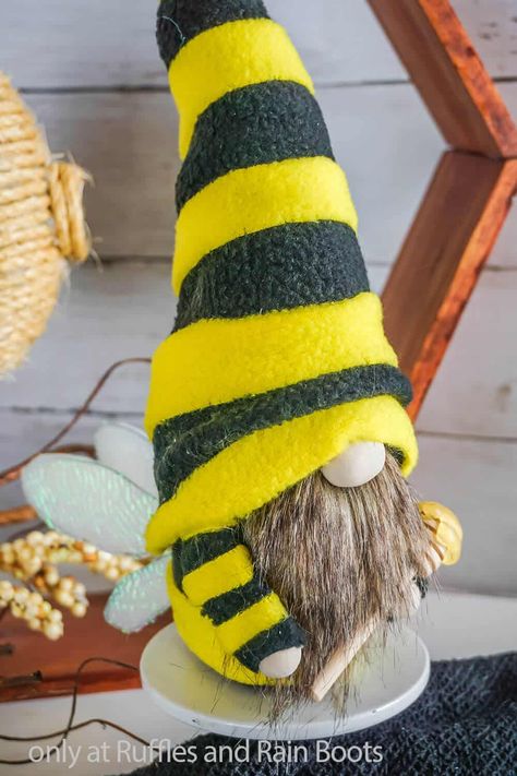 Diy Bumble Bee, Diy Bee, Gnome Crafts, Spring Gnomes, Afternoon Crafts, Bee Gnome, Bee Wings, Diy Wings, Gnome Tutorial