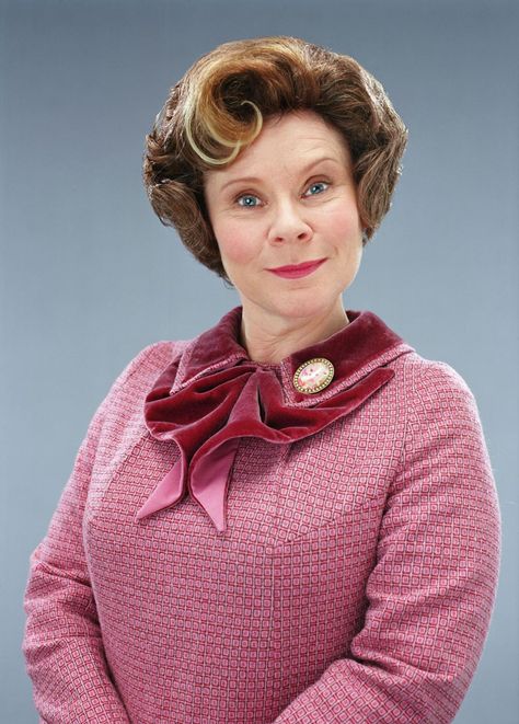 Imelda Staunton as Dolores Umbridge - Harry Potter.  Pink has never been so scary. Delores Umbridge, Hogwarts Professors, Dolores Umbridge, Harry Potter Wiki, Imelda Staunton, Brown Hair With Caramel Highlights, Images Harry Potter, Single Mother, Harry Potter Cast