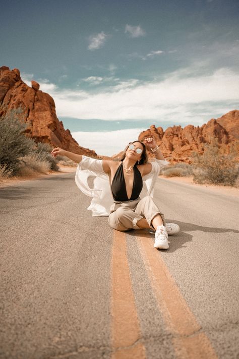 #photooftheday #photography #photoshootideas Grand Canyon Pictures, Desert Photoshoot Ideas, Christmas Instagram Pictures, Road Trip Photography, Desert Photoshoot, Dubai Desert Safari, Travel Photoshoot, Arizona Photography, Desert Photography