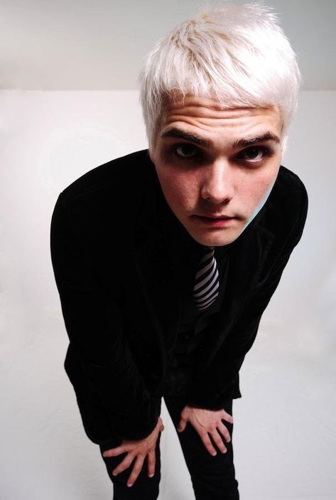 Gerard Way Pictures, My Chemical Romance Wallpaper, Emo Pictures, Gerald Way, Mcr Memes, I Love Mcr, Black Parade, Emo Bands, Gerard Way