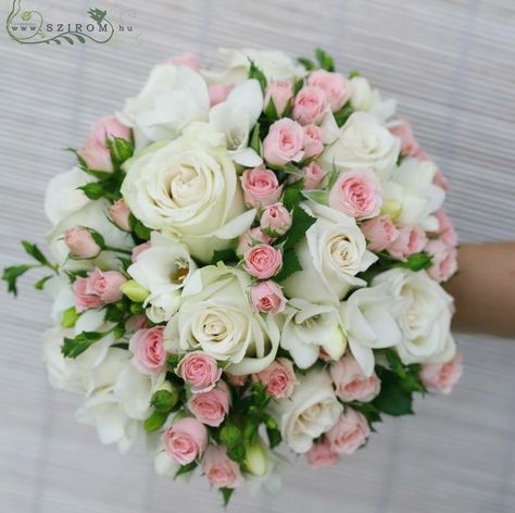 Amei!  *Bouquet Spray Roses Bouquet, Bouquet Roses, Wedding Bouquets Bride, Wedding Bouquets Pink, Bridal Bouquet Flowers, Pink Wedding Flowers, Spray Roses, Wedding Flower Arrangements, Bride Bouquets