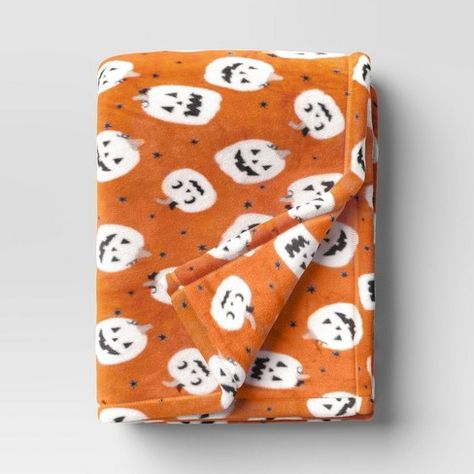 Halloween Blanket On Bed, Hallooween Blanket, Cute Halloween Stuff, Spooky Blanket, Fall Sleepover, Fall Blankets, Halloween Throw Blanket, Preppy Halloween, Streamer Party Decorations