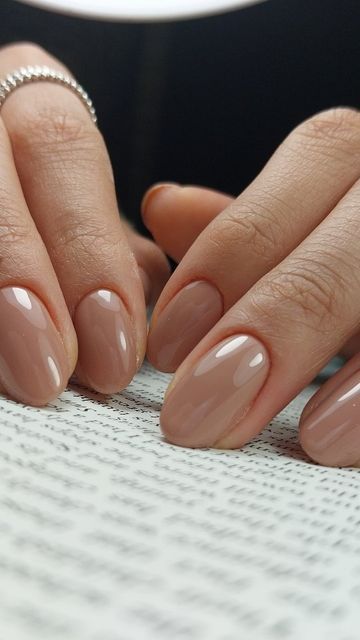 Nude Brown Nails Short, Dark Beige Nails, Beige Short Nails, Short Beige Nails, Beige Nails Ideas, Short Nails Brown, Nude Beige Nails, Nude Brown Nails, Dark Nude Nails