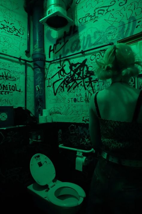 Industrial Rave Aesthetic, Techno Goth Aesthetic, Techno Room Decor, Club Rave Aesthetic, Rave Scene Aesthetic, Raves Aesthetics, Bathroom Mood Lighting Ideas, European Rave Aesthetic, Berlin Techno Aesthetic