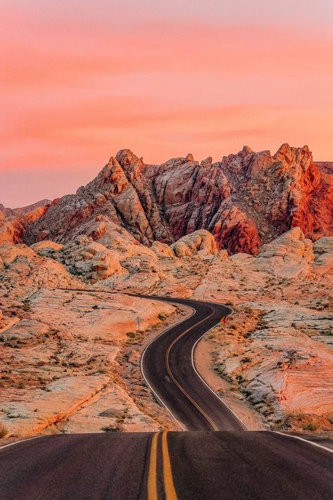 11 Best Places In Nevada To Visit - Hand Luggage Only - Travel, Food & Photography Blog Southwest Usa Aesthetic, Wild West Road Trip, Southwest Scenery, Adventurous Aesthetic, Arizona Pictures, West America, Aesthetic Desert, American Roadtrip, Aesthetic Adventure