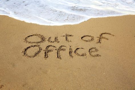 A guide to successfully managing staff holiday requests Out Of Office Email, Out Of Office Message, Photos Black And White, Finish Work, Vacation Cottage, Friday Quotes Funny, Sup Yoga, Office Holiday Party, Digital Detox