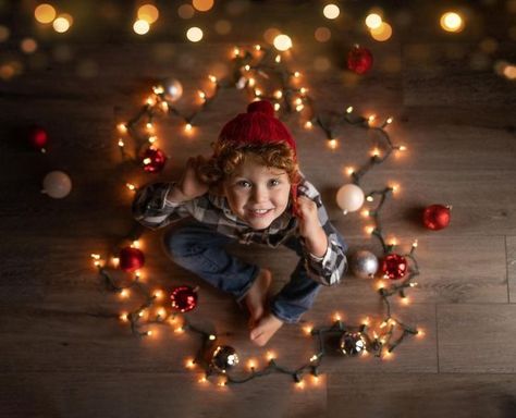 Christmas Pics At Home, Christmas Pictures Ideas For Kids, Photography Christmas Mini Sessions, At Home Christmas Photoshoot Kids, Children Christmas Photos, Toddler Christmas Pictures, Toddler Christmas Photos, Christmas Photoshoot Kids, Winter Poses