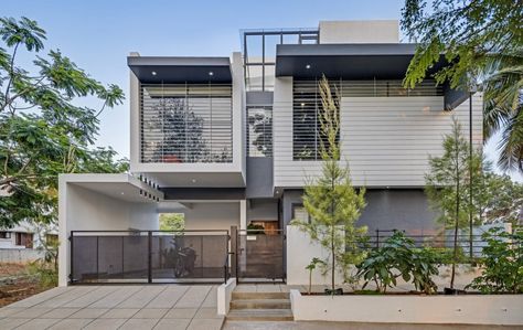 The Elemental - A Meticulous Composition Of Horizontal And Vertical Lines | Ashwin Architects - The Architects Diary West Facing House, Latest House Designs, Front Door Design, Ground Floor Plan, Level Homes, Coimbatore, Modern Exterior, House Designs Exterior, Space Design