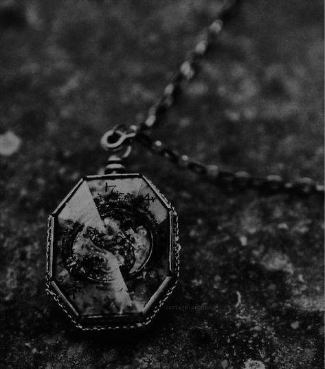 Jegulus Aesthetic Photos, Regulus Aesthetic, Slytherin Locket, Regulus Acturus Black, Slytherin Vibes, Ron Y Hermione, Fandom Jewelry, Slytherin Pride, Hogwarts Aesthetic