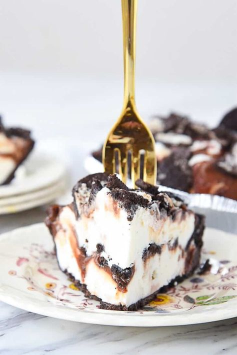 Ice Cream pie is the perfect no bake dessert and delicious on a hot summer day. In less than 15 minutes you can put together a dessert the whole family is going to love. Recipes Using Graham Cracker Crust, Summer Pies, Frozen Deserts, Dessert Pies, Ice Cream Pie Recipe, Ice Cream Pie, Dessert Places, Best Chocolate Desserts, Flavor Combinations