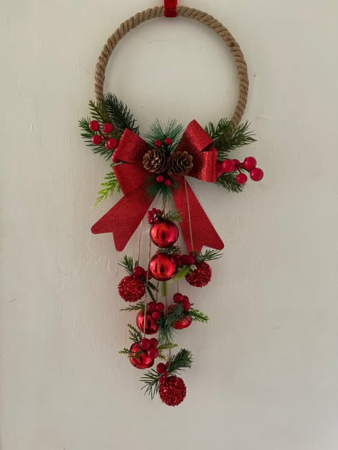 Dekoratívne Vence, Diy Baskets, Christmas Decorations Diy Crafts, Christmas Centerpieces Diy, Front Porch Christmas Decor Ideas, Christmas Themes Decorations, Porch Christmas Decor Ideas, Diy Christmas Decorations Easy, Porch Christmas