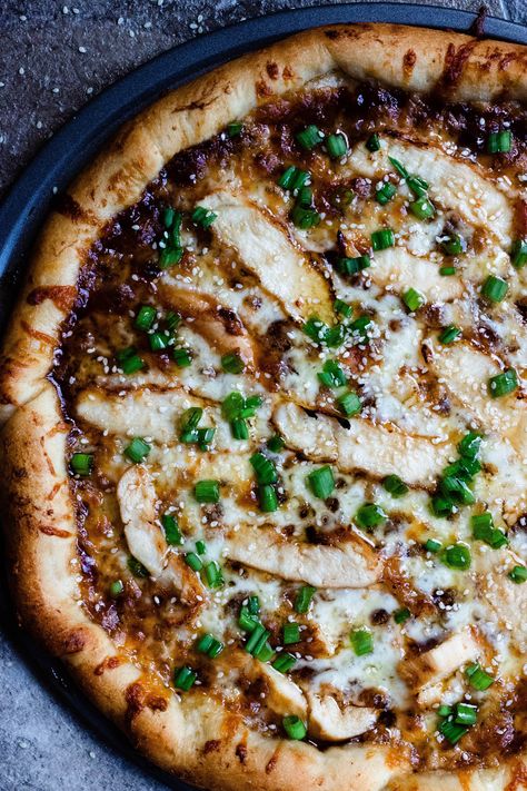 Honey Barbecue Chicken Pizza from Brunei - The Foreign Fork Honey Barbecue Chicken, Barbecue Pizza, Honey Barbecue Sauce, Ooni Pizza, Barbecue Chicken Pizza, Pizza Oven Recipes, Honey Bbq Chicken, Unique Pizza, Honey Barbecue