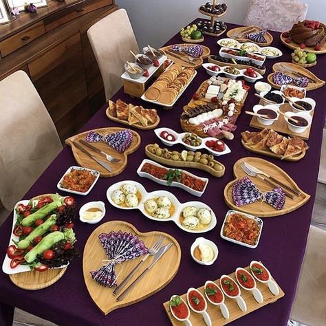 Turkish Lunch, Canapes Faciles, Breakfast Presentation, Food Display Table, Breakfast Around The World, Breakfast Table Setting, Brunch Decor, Turkish Breakfast, Lunch Table