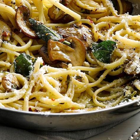 Linguine with garlic mushrooms and sage Easy Veggie Meals, Veggie Recipes Easy, Quick Vegetarian Recipes, Sage Recipes, Vegetarian Ideas, Linguine Recipes, Quick Vegetarian Meals, Veggie Dinner, Favorite Dinner