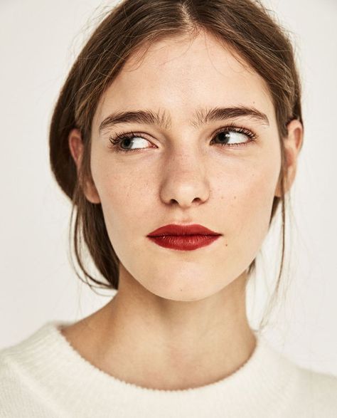 no makeup and a bold red lip= statement look Makeup Dark, Day Makeup Looks, Valentines Day Makeup, Bold Red Lips, Minimal Makeup, Glow Skin, Trendy Makeup, No Makeup, Low Ponytail