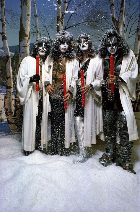 October 19, 1976 - Kiss shoot their iconic X-Mas photo shoot for Creem magazine Heavy Metal Quote, Heavy Metal Christmas, Kiss Photos, Kiss Artwork, Gene Simmons Kiss, Kiss Shot, Merry Kissmas, Band Christmas, Kiss Army