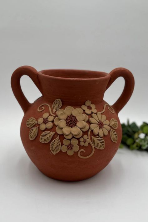 Talavera Pottery Diy, Mexican Cookware, Clay Flower Vase, Mexican Pottery Decor, Mexican Clay Pots, Mexican Flower Pots, Pottery Decor, Mexican Kitchen Decor, Mexican Themed Weddings