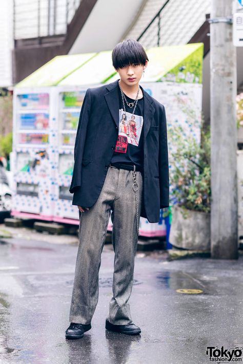 Tokyo Vintage Menswear Street Style w/ Pinstripe Blazer, Graphic Shirt, Dress Pants & Sneakers – Tokyo Fashion Harajuku Fashion Male, Street Style Pants, Tokyo Fashion Street, Harajuku Accessories, Street Style Boy, Korean Streetwear Fashion, Aesthetic Male Outfits, Streetwear Lookbook, Japanese Student