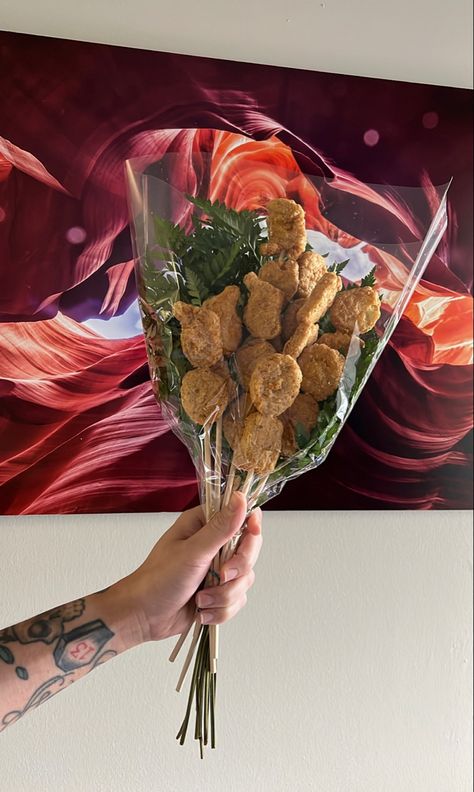 Bouquet Of Flowers With Hat For Men, Flowers For Him Boyfriends Man Bouquet, Nugget Bouquet, Man Bouquet Ideas, Flowers For Men Gift Man Bouquet, Hat Bouquet For Boyfriend, Flower Bouquet For Men, Funny Bouquet, Gifts For Him Aesthetic