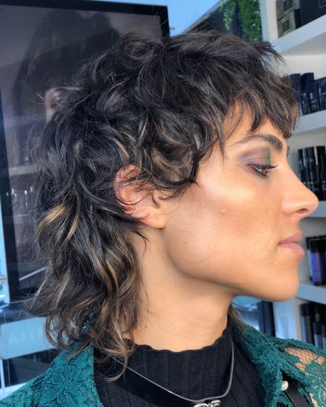 31 Gorgeous Short Curly Hair Styles in July 2020 Mullet Haircut, Curly Mullet, Short Curly Haircuts, Shag Hairstyles, Mullet Hairstyle, Cut My Hair, Curly Hair Cuts, Short Curly Hair, Grunge Hair