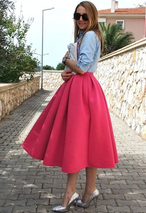 25 Trendy Midi Skirts Outfits - Pretty Designs Simple Skirts, Midi Skater Skirt, Pink Midi Skirt, Full Midi Skirt, Midi Skirt Outfit, Rock Outfit, Full Skirts, Pretty Designs, Evening Dresses Elegant