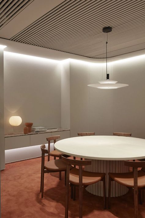 Ashurst by Bates Smart | Australian Interior Design Awards Commercial Workspace, Meeting Room Design, Office Light, Office Meeting Room, Office Fit Out, Australian Interior Design, Vip Room, Interior Design Awards, Architectural Interior