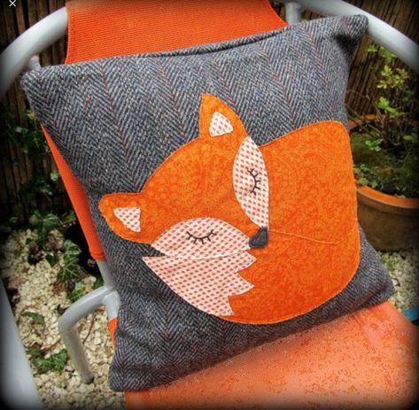 Fox Cushion, Fox Crafts, Fox Pillow, A Pillow, Sewing Inspiration, Quilt Sewing, Baby Quilts, Pillow Cushion, Fabric Crafts