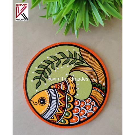 Round Canvas Painting Ideas Wall Art, Madhubani Coaster Designs, Round Madhubani Art, Madhubani Painting Fish Design, Madhubani Art Design Indian Paintings, Plate Painting Ideas Indian, Madhubani Fish Paintings, Easy Madhubani Art For Beginners, Indian Art Paintings Easy