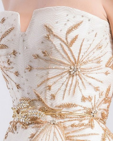 Golden Embroidery Design, Tone On Tone Embroidery, Cute Long Sleeve Dresses, Haute Couture Embroidery, Golden Embroidery, Embellished Clothing, Golden Wheat, Fashion Embroidery, Hand Embroidery Patterns Flowers