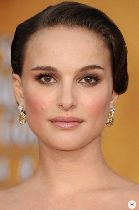 Natalie Portman Eye Makeup, Natalie Portman Color Analysis, Natalie Portman Makeup Tutorial, Neutral Undertone Skin, Natalie Portman Face, Natalie Portman Makeup, Healthy Body Skin, Autumn Eyes, Personal Color Analysis