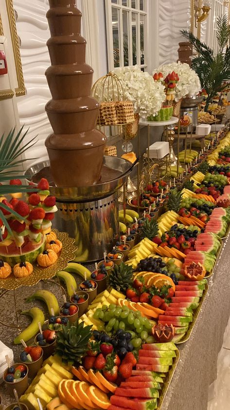 Dessert Table With Fruit, Veggie Tray Wedding Reception, Fruit Platter Table, Tiered Food Display Buffet Tables, Fruit Table Display Wedding Buffet Ideas, Fruit Catering Ideas, Tropical Fruit Table, Wedding Fruit Bar, Wedding Fruit Platter