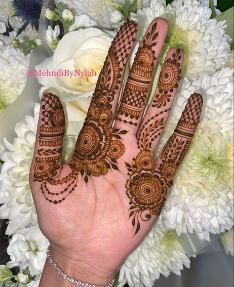 Behind Mehendi Design, Simple Mehndi Designs Inside Hand, Modern Mehndi Designs Minimal Front Hand, Inner Hand Mehndi Designs, Mahendiii Design Simple, Mehendi Designs Palm, Henna Design Eid, Mehndi Designs Traditional, Finger Henna Design