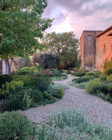 Tuscan Garden Design, Fall Aesthetic Decor, Fall Room Inspiration, Luciano Giubbilei, Fall Room Decor Ideas, Beach House Landscaping, Mediterranean Garden Design, Provence Garden, Fall Room