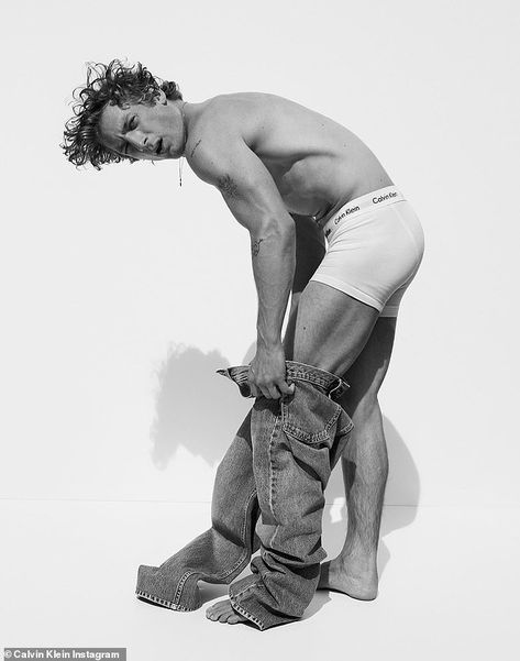 Jeremy seen putting on a pair of jeans while wearing white briefs, giving a smoldering loo... Calvin Klein Campaign, White Calvin Klein, Intimo Calvin Klein, Messy Nessy Chic, Allen White, Jeremy Allen White, Pharrell Williams, Calvin Klein Men, Ad Campaign