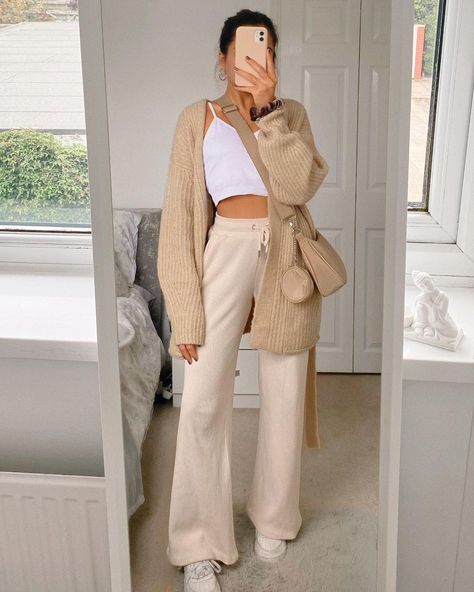 A b b i e ☽ 🕊🦋💘🤍🌸 on Instagram: “beige outfits are the way to my heart 🤎” Beige Bag Outfit, Beige Outfits, Trendy Outfit Inspo, Feminine Casual, 70s Inspired Fashion, Beige Outfit, Joggers Outfit, Brown Outfit, Trendy Fashion Outfits