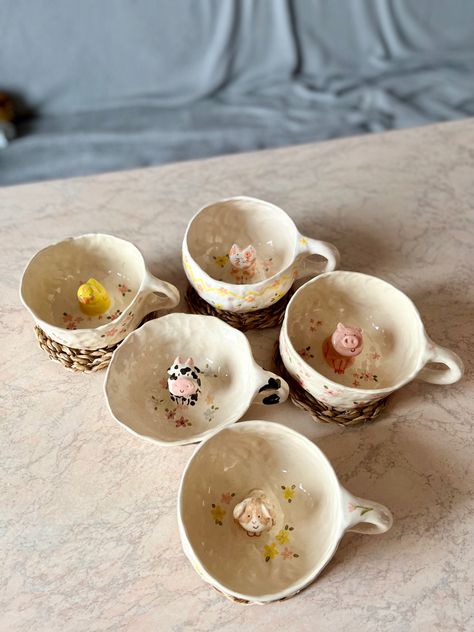 Clay Mugs Ideas, Mug With Animal Inside, Pottery Cup Ideas, Clay Mug Ideas, Clay Tea Cup, Pottery Cute, Ceramics Pottery Mugs, Clay Mug, Sculpture Art Clay