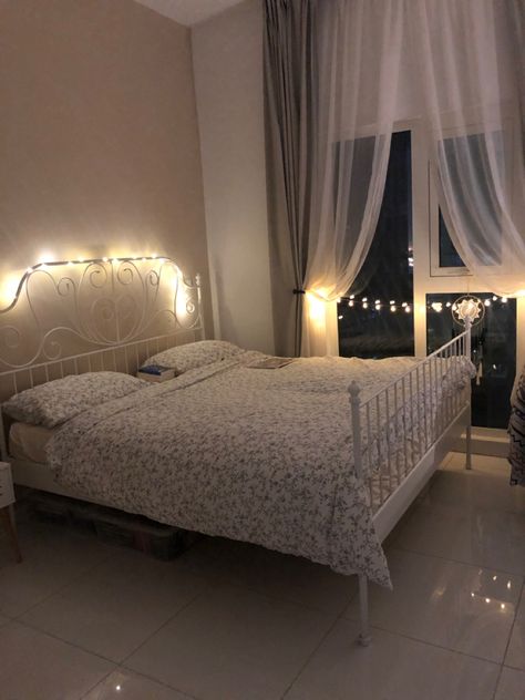 Fairy Lights On Bed Frame, Fairy Lights Around Bed, Fairy Lights Headboard, Fairy Lights Bed, Fairy Lights Ikea, Bed With Fairy Lights, Bedroom Fairy Lights, Pic Wall, Warm White Fairy Lights