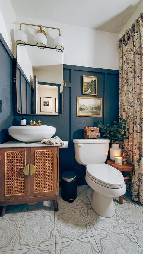 Eclectic Bathroom Small Vintage, Traditional Eclectic Bathroom, Small Bathroom Ideas Traditional, Small Bathroom Eclectic, Vintage Maximalism Bathroom, Simple Vintage Bathroom, Mid Century Boho Bathroom, Eclectic Small Bathroom, Vintage Powder Room Ideas