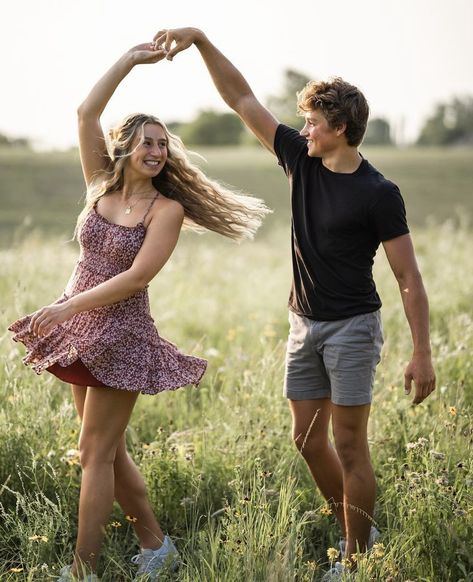 Corn Field Couple Photos, Teenage Couple Photoshoot Poses, Senior Pictures For Couples, Couples Pic Poses, Senior Photos Couples, Bf And Gf Senior Pictures, Poses For Couples The Same Height, Call Couple Pictures, Cute Professional Couple Pictures