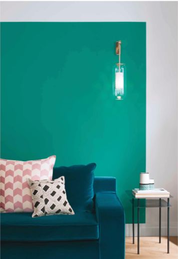 Sarah Lavoine - collection de peinture Ressource - Le blog deco de MLC Vert Turquoise, Deco Salon, Brass Wall Lamp, Lantern Wall, Glass Lantern, Bleu Turquoise, Lighting Store, Glass Lighting, 인테리어 디자인