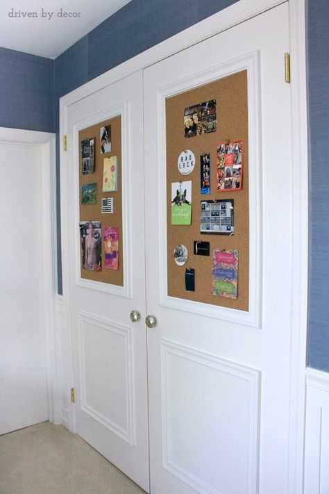 DIY cork board closet doors - perfect for a kid's room!! Diy Kast, Diy Closet Doors, Bedroom Closet Doors, Front Closet, Closet Door Makeover, Driven By Decor, Kids Closet, Diy Basement, Table Farmhouse