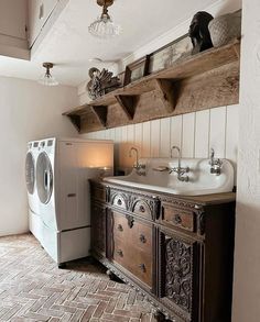 French Country Laundry Room, Laundry Room Shelf, Cottage Laundry Room, Outdoor Laundry Rooms, Outdoor Laundry, Laundry Craft Rooms, Country Laundry Rooms, Country Cottage Farmhouse, Vintage Porch