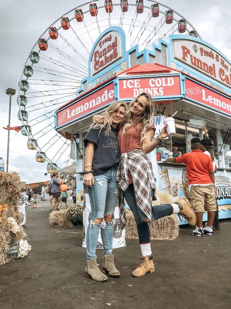 fall friends picture ideas fair @ellie.rhinehart Fair Photoshoot Ideas, Friends Picture Ideas, Fair Photoshoot, Festival Pics, Carnival Photography, Fall Fair, Friends Picture, Fall Friends, Friend Pictures