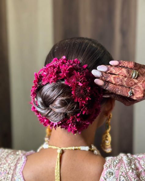 Chandni Rajput | Hairstylist (@hairstoriesbychandni) • Instagram photos and videos Open Hairstyles With Flowers, Floral Hairstyles Indian, Bridal Floral Bun, Flower Braid Hairstyles, Bridal Bun Hairstyles Indian, Bride Hair Bun, Flower Updo, Floral Hairstyles, Floral Hairstyle